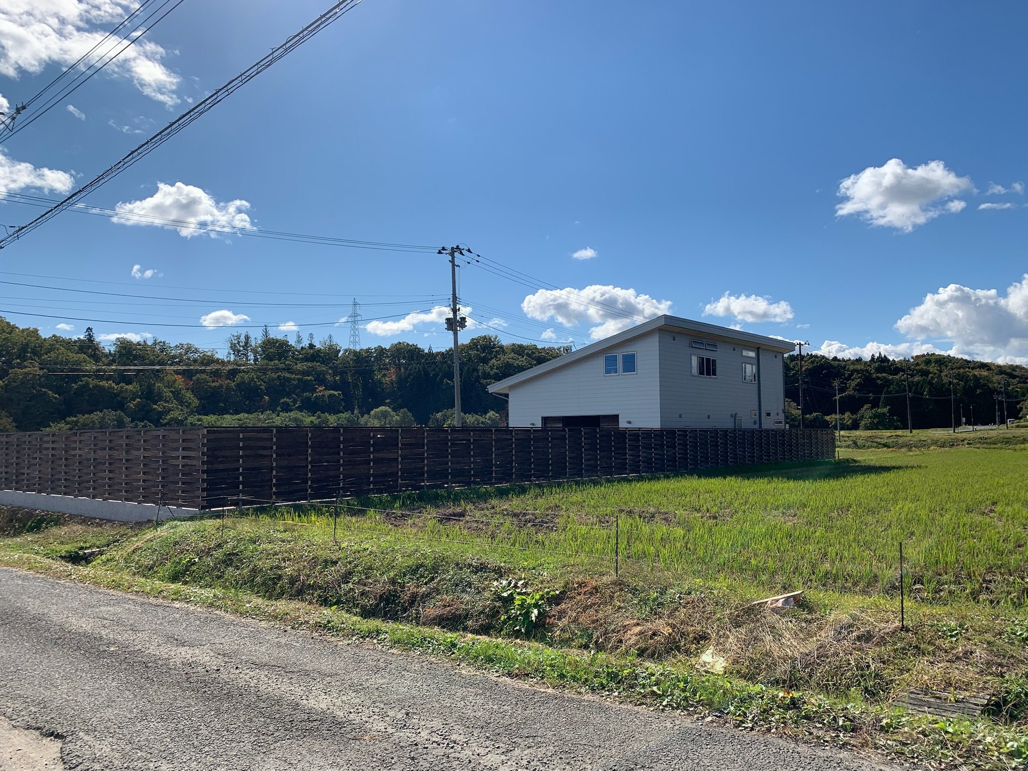 田畑と山の風景に佇む住宅